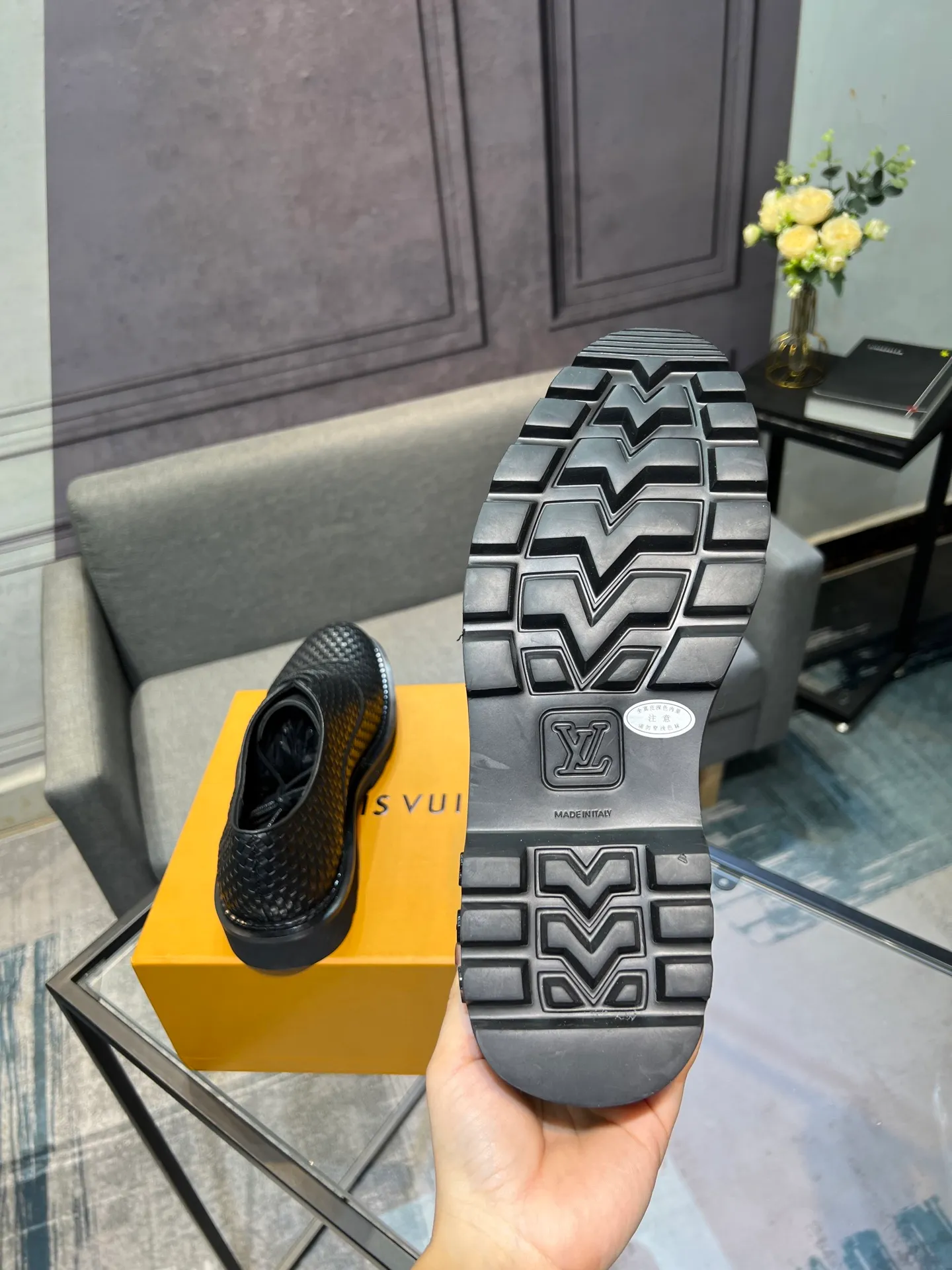 Men's shoes 💰820 [LV] - High-end quality - Upper: 🔝 tumbled cowhide, Nappa cowhide, brand logo sewn on shoe body - Lining: cowhide, foot pads; water-dyed cowhide - Outsole: TPR·rubber foam; two-color molded outsole -Super high quality control·Fine workmanship: highlighted (high-end·luxury·grade) -Size: 39-44 (38 45 can be customized)